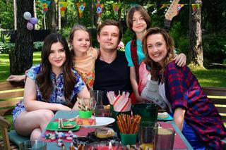 Barwy szczęścia. Hubert (Marek Molak), Agata (Natalia Zambrzycka), Emil (Artem Malashchuk), Asia (Anna Gzyra – Augustynowicz), Marysia (Nina Szumowska)