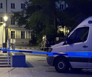 Uniwersytet Warszawski w żałobie. Przed budynkiem wystawiono zdjęcie zabitej 53-latki