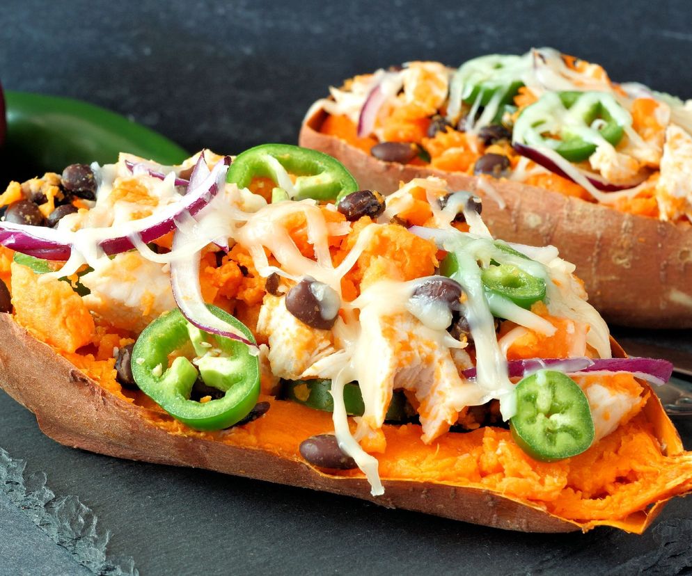 Pieczone bataty nadziewane kurczakiem - cały obiad z jednej blachy!