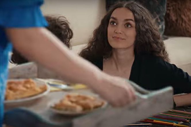 Nana i Yusuf otrzymują swoje porcje ciasta 