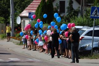 Kolorowe balony wzbiły się prosto do nieba. Wzruszający gest na pogrzebie 7-letniej Natusi