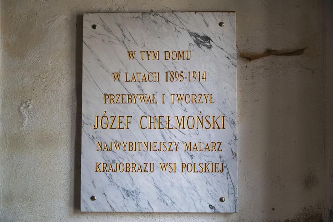 Niezwykła wieś w Łódzkiem. W tym dworku mieszkał Chełmoński