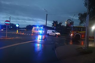 Nowy Dwór Mazowiecki. Autobus zderzył się z samochodem i przeciął barierki. Na pokładzie 33 osoby