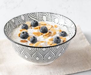 Nocna jaglanka z chia i owocami. Niech nie zmyli was nazwa  – to pyszna propozycja na śniadanie