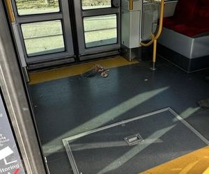 Metalowa belka przebiła tramwaj i nogę pasażera. Poszkodowany trafił do szpitala