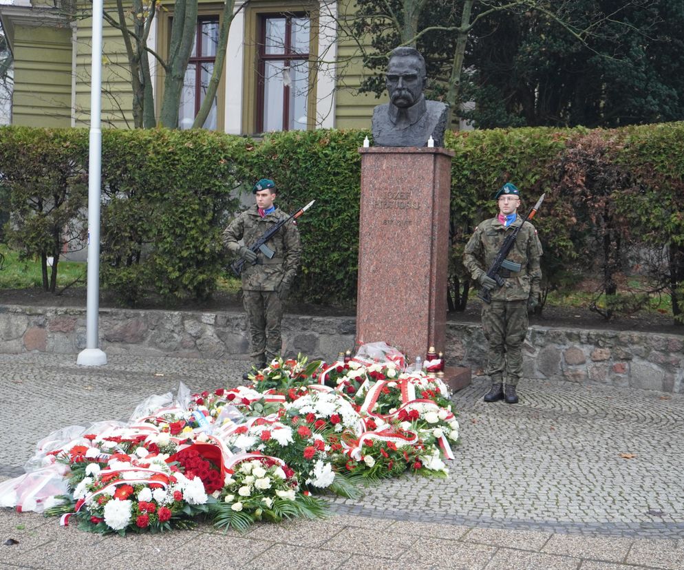 Święto Niepodległości w Szczecinie - złożenie kwiatów pod pomnikiem Piłsudskiego