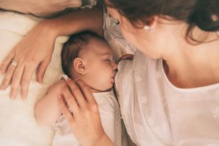 Co robić, gdy dziecko zasypia przy piersi w czasie karmienia? Czy budzić, aby zaczęło ssać?