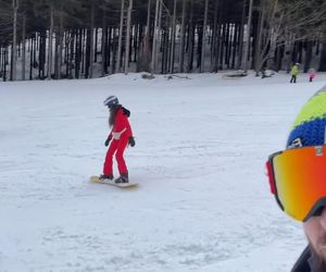 Sylwia Grzeszczak szaleje na stoku narciarskim. Towarzyszy jej ukochany