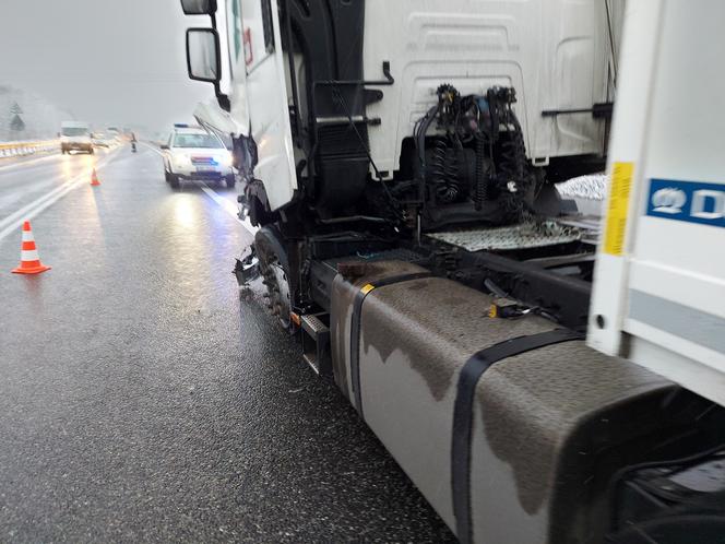 Wypadek na trasie S1 w Wojkowicach Kościelnych. Czołowe zderzenie ciężarówki z samochodem osobowym. Droga na lotnisko zablokowana [ZDJĘCIA]