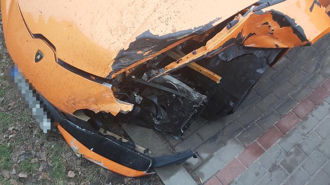 Kierowca luksusowego lamborghini porzucił auto po kolizji