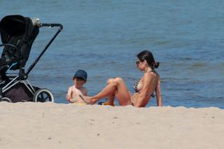 Marta Kaczyńska na plaży karmi dziecko piersią