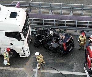 Samochód osobowy zderzył się z ciężarówką. Są ranni, jedna osoba była zakleszczona