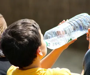 Pijesz wodę prosto z butelki? Wielu z nas popełnia ten błąd!