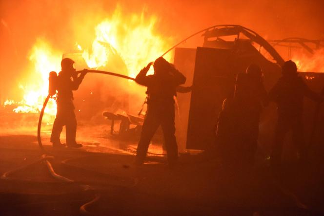 ​Ogromny pożar w Czaczu w pow. kościańskim. Doszczętnie spłonęły foliowe hale magazynowe z używanymi artykułami na sprzedaż