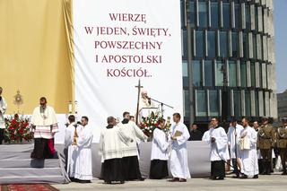 Ulicami przeszła centralna procesja Bożego Ciała. Wystrój ołtarzy nawiązuje do hasła „Wierzę w Kościół Chrystusowy”