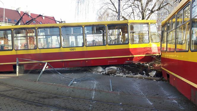 Wypadek na Piotrkowskiej przy Przybyszewskiego. Wykoleił się tramwaj. Są ranni [AKTUALIZACJA]