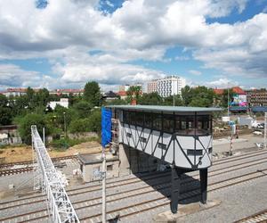 Trwa kapitalny remont historycznej nastawni bramowej w Bytomiu. Już wyłania się kawałek piękna