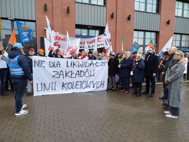 Pracownicy Zakładu Linii Kolejowych pikietowali w Siedlcach! Poparli ich siedleccy radni