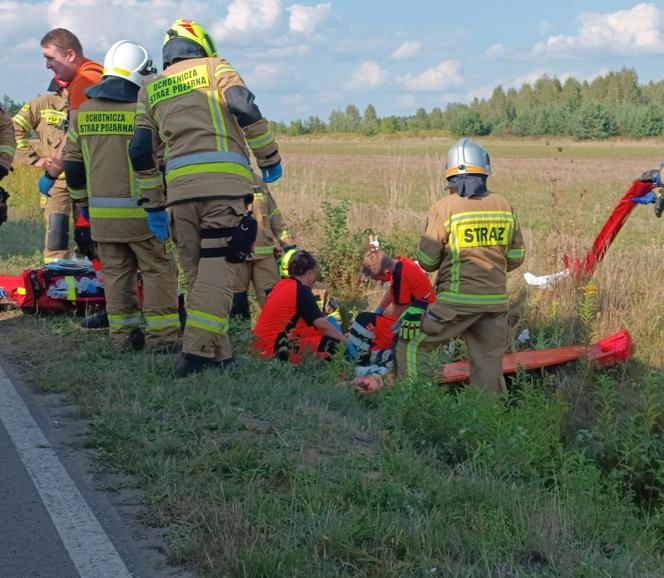 Szedł z córeczką poboczem, wjechało w nich auto