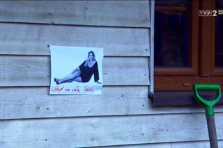 Barwy szczęścia odc. 2043 - opis, streszczenie: We wsi zostały rozwieszone przeróbki billboardu, które ośmieszają Aldonę