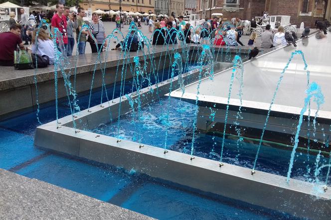 Niebieska woda w fontannie
