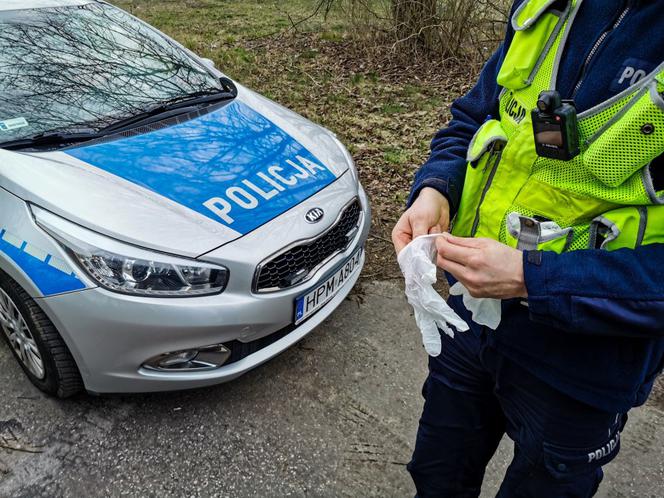 #ZostańWDomu. Policjanci sprawdzają, czy mieszkańcy przestrzegają kwarantanny