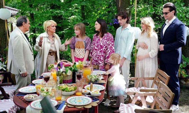 Barwy szczęścia 2922. Małgorzata (Adrianna Biedrzyńska), Jerzy (Bronisław Wrocławski),Natalia (Maria Dejmek),Herman (Maciej Raniszewski),Malwina (Joanna Gleń),Emilka (Jessica Frankiewicz),Lea (Lena Sobota),Cezary (Marcel Opaliński)