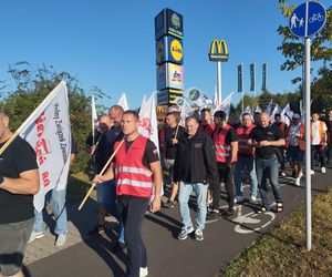 Protest górników w Jastrzębiu-Zdroju. Blokują kluczowe rondo i główne drogi