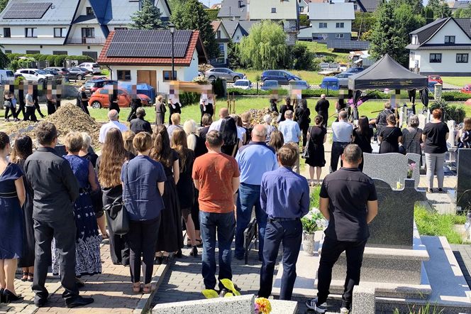 Kolorowe kwiaty i morze łez na pogrzebie Katarzyny z Raby Wyżnej. Zazdrosny mąż zabił ją 10 metrów od domu