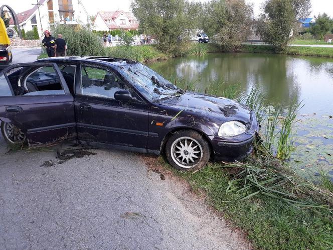 Zarówno kierowca, jak i pasażerowie pojazdu, zostali przewiezieni do radomszczańskiego szpitala. Po udzieleniu pomocy mogli wrócić do domów