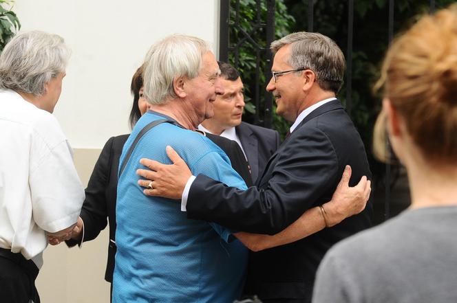 Prezydent Bronisław Komorowski z żoną Anną wychodzą z domu na zaprzysiężenie