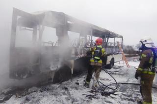 Potężny pożar autobusu na S7 pod Płońskiem. Jechało nim 34 żołnierzy