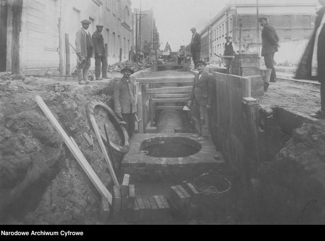 Robotnicy przy studzience kanalizacyjnej na ulicy Kopernika /1925