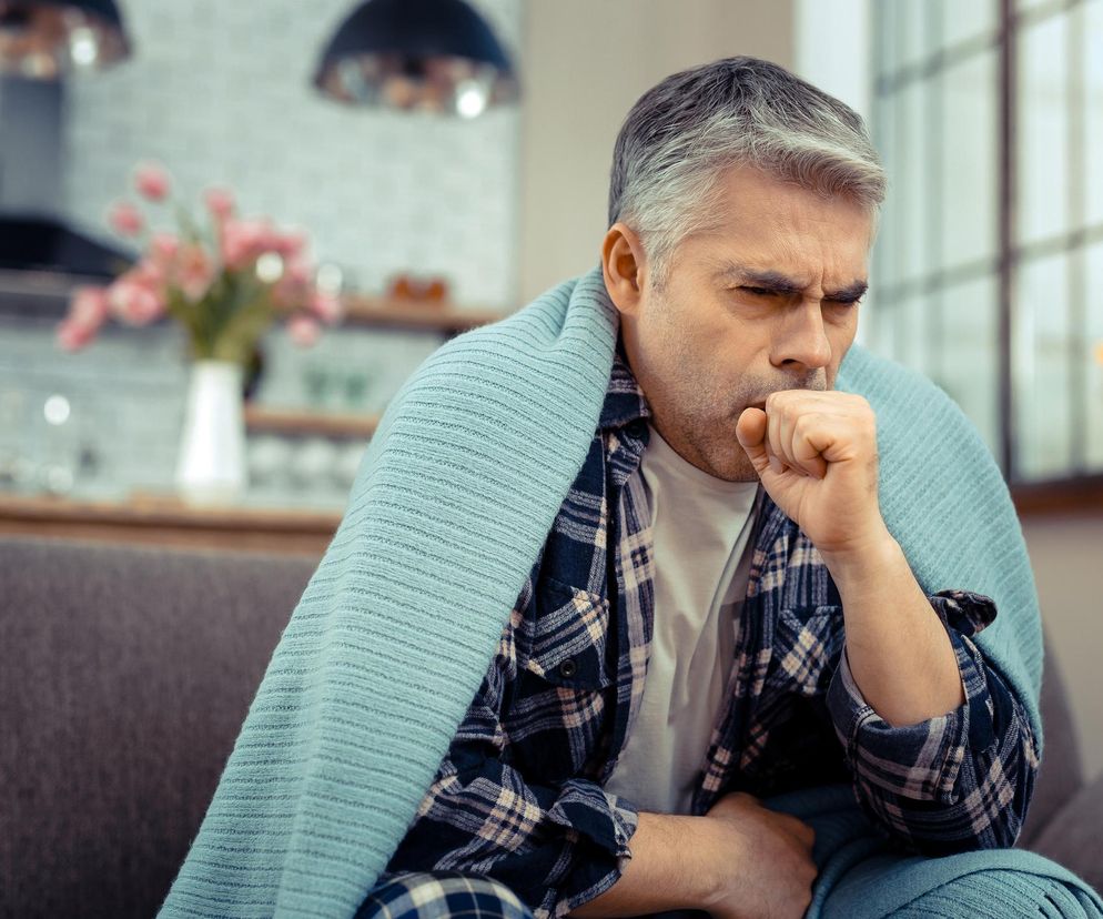 Kaszel krtaniowy (kaszel szczekający) to uporczywy rodzaj kaszlu, który najczęściej towarzyszy zapaleniu krtan