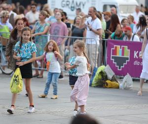 Potańcówki przed Teatrem Śląskim w Katowicach. Roztańczony Wyspiański porwał tłumy