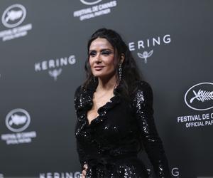 Tak 56-letnia Salma Hayek świętuje dzień bikini. Macha biustem do aparatu, fani wzruszeni