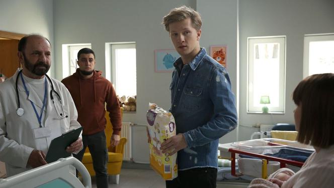 M jak miłość odc. 1504. Łukasz (Jakub Józefowicz), Igor (Ali Bahrudinov), Katia (Joanna Jarmołowicz)