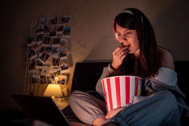 To mnie odmóżdża, relaksuje, co w tym złego?. Pytamy eksperta, czy grozi nałogowe oglądanie seriali, czyli binge-watching