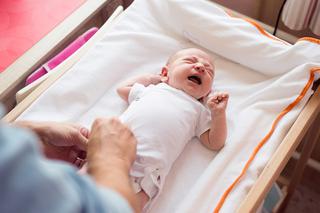 Czy kupa ze śluzem oznacza, że niemowlę ma alergię? Pediatra odpowiada