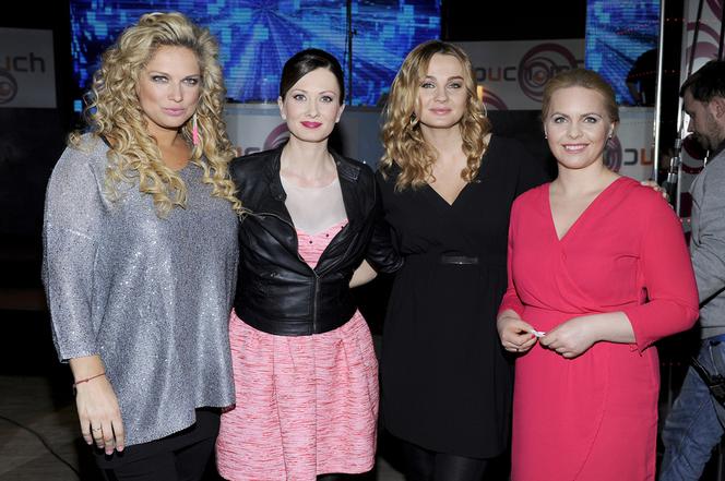 PRZYJACIÓŁKI 2 sezon odc. 25. Anka (Magdalena Stużyńska), Patrycja (Joanna Liszowska), Inga (Małgorzata Socha), Zuza (Anita Sokołowska)