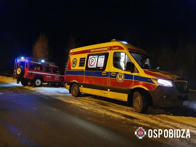 Karetka NIE PRZEDARŁA się przez zaspy. Ratownicy ruszyli w ciemny las. Dramatyczna akcja w Beskidzie Sądeckim