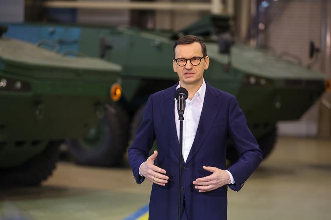 Premier Mateusz Morawiecki w zakładach produkujących rosomaki