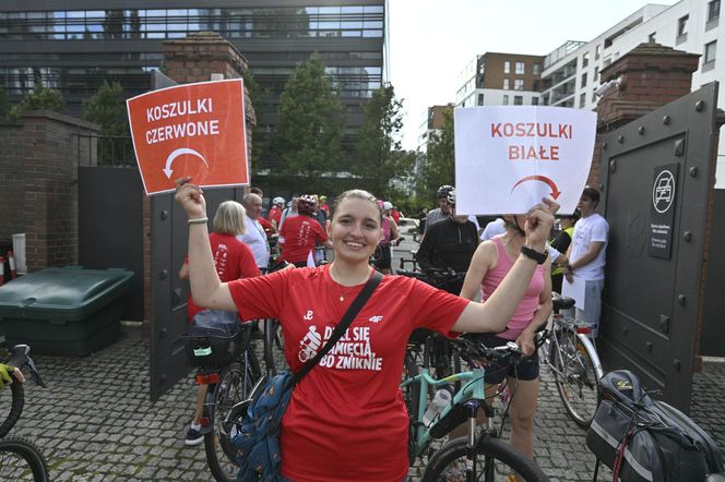 Biało-czerwonym peletonem rowerzyści uczcili Powstanie Warszawskie 
