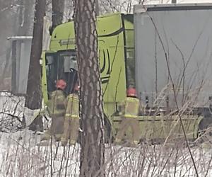 Ciężarówka przebiła się przez murek i wjechała prosto do parku w Zawierciu
