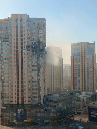 Rosyjski pocisk trafił w budynek mieszkalny w Kijowie