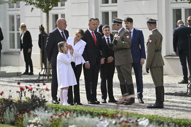  Kasia Nawrocka na biało czekała na rodziców 