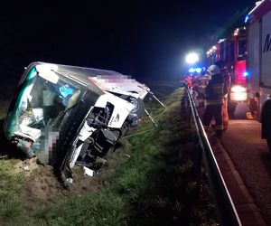 Nocny wypadek autobusu pod Łowiczem. Kilka osób w szpitalu. Pojazd wylądował w rowie [ZDJĘCIA].