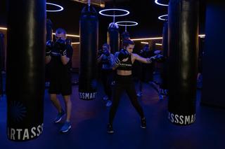 W Warszawie otworzyła się siłownia w stylu nocnego klubu. To Pierwszy klub fitness SMARTASS w Polsce