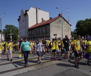 Przemarsz kibiców Stali Gorzów przed meczem z Falubazem Zielona Góra