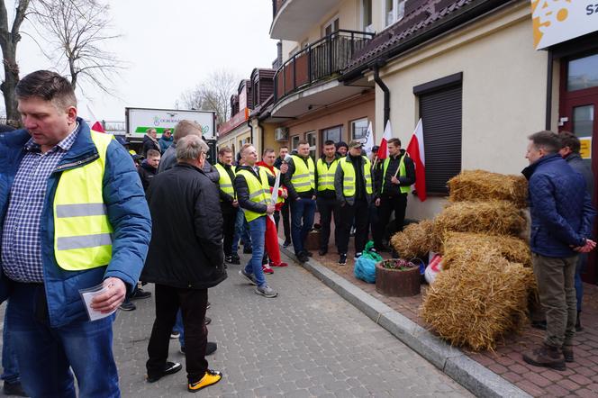 Protest rolników w Białymstoku. Siano i obornik przed biurem marszałka Hołowni